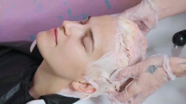 Coafeza spală capul unui client de sex feminin în salon . — Videoclip de stoc