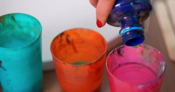 Un'artista femminile prepara e impasta vernici per il disegno. Diversi colori brillanti. Primo piano delle mani . — Video Stock
