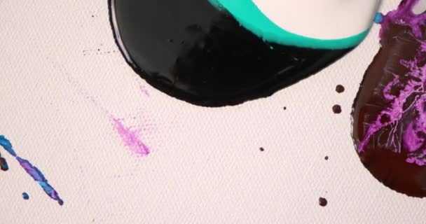 한 여자 예술가가 추상적 인 그림에 기름을 그려 넣습니다. 지팡이로 액체 그림을 그리는 거야. 흰 캔버스 위의 밝은 페인트. — 비디오