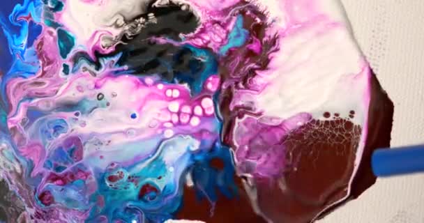 Une artiste féminine dessine une abstraction de fluides en soufflant à travers un tube . — Video