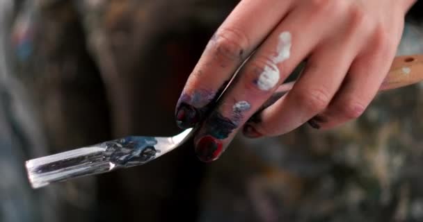 Una espátula en manos de una artista femenina. Dibujos, hobbies y arte . — Vídeos de Stock