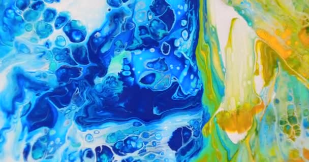 Una artista pinta una pintura abstracta con óleo. Dibujo fluido con varita. Pintura brillante sobre un lienzo blanco . — Vídeo de stock