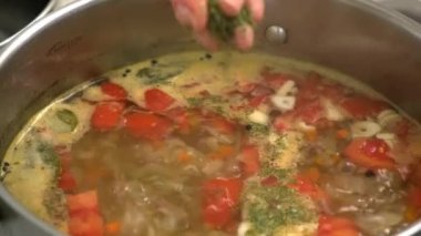 Rus lahana çorbası pişiriyorum. Bir kadın kesme tahtasıyla sebze kesiyor. Ev mutfağında yemek yapmak..