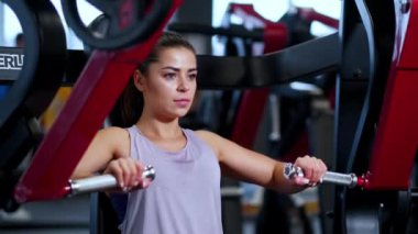 Spor giyim kulübünde spor giyim sektöründe güzel bir esmer kadın..