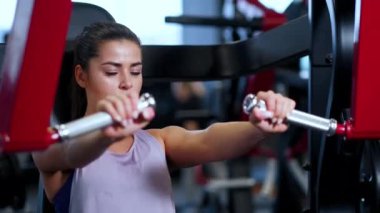 Spor giyim kulübünde spor giyim sektöründe güzel bir esmer kadın..