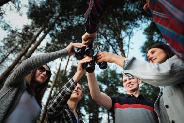 Bir grup arkadaş doğada dinlenir ve dinlenir. İnsanlar hamburger yer, bira içer, iletişim kurar ve güler..