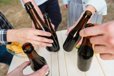 Bir grup arkadaş doğada dinlenir ve dinlenir. İnsanlar hamburger yer, bira içer, iletişim kurar ve güler..