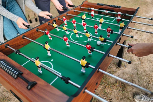 Arkadaşlar masa futbolu oynar ya da dışarıda tekmelerler. Oyuncular ve taraftarlar zafere seviniyor.