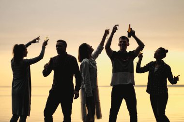 Arkadaşlar gün batımında sahilde parti verir. Kadınlar ve erkekler eğlenir, bira ve şarap içer, dans eder ve güler..