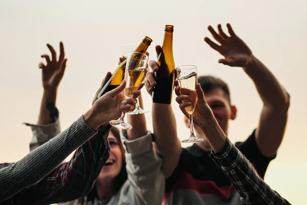 Arkadaşlar gün batımında sahilde parti verir. Kadınlar ve erkekler eğlenir, bira ve şarap içer, dans eder ve güler..