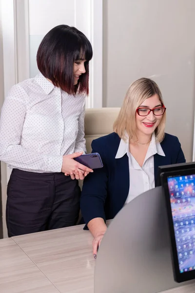 Twee mooie jonge vrouwen werken op kantoor. Copmuter teamwork. — Stockfoto