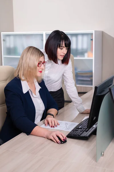 Twee mooie jonge vrouwen werken op kantoor. Copmuter teamwork. — Stockfoto