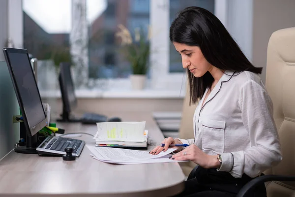 Portret van een jonge mooie vrouw, een kantoormedewerker in een wit shirt. Een vrouw werkt op een computer.. — Stockfoto