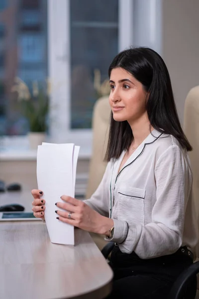 Portret van een jonge mooie vrouw, een kantoormedewerker in een wit shirt. Een vrouw werkt op een computer.. — Stockfoto