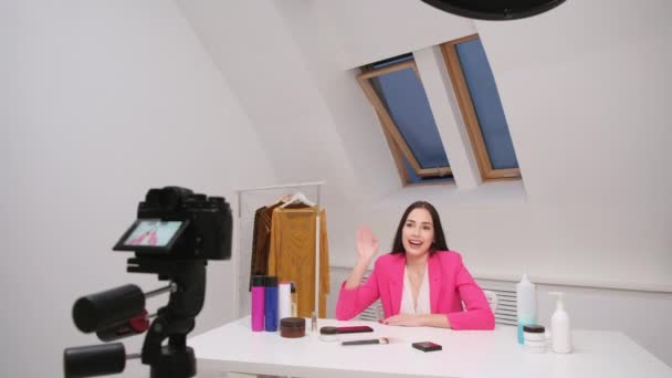 Femmina vlogger flussi freelance. La telecamera e 'in primo piano. Visualizzazione attraverso lo schermo della fotocamera. Resta a casa. Autoisolamento e quarantena . — Video Stock