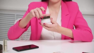 Kadın vlogger serbest oyuncu akıntıları. Kamera yakın planda. Kamera ekranından bak. Evde kal. Kendini izole etme ve karantina.