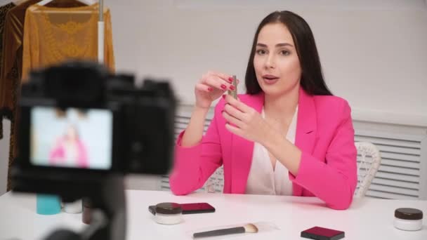 Una blogger online gira un video sui cosmetici. Mostra e parla di rossetto. Resta a casa. Autoisolamento e quarantena . — Video Stock