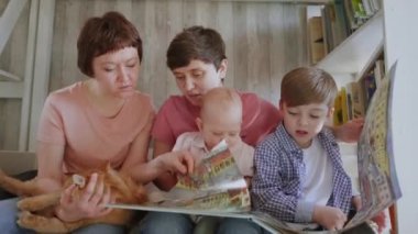 Evde iki çocuğu ve annesi olan lezbiyen bir aile. Evde eğitim.