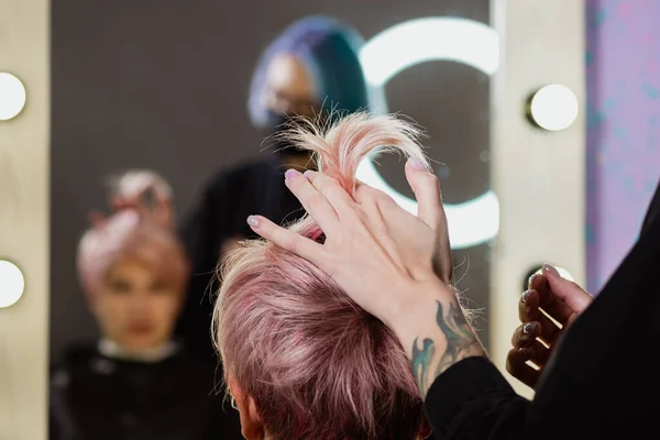 美容師女性カット彼女の髪にA女性ブロンド女性. — ストック写真