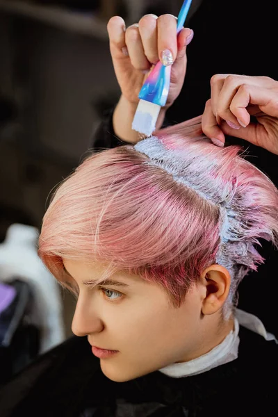 美容師のカラーリストは、異なる色のクライアントに女性の髪を染料. — ストック写真