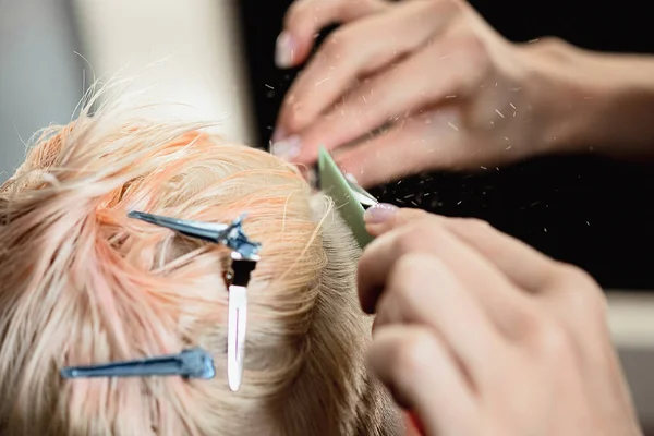 Máquina de cabeleireiro corta cliente mulher. Um corte de cabelo curto, templo raspado e um desenho no cabelo . — Fotografia de Stock