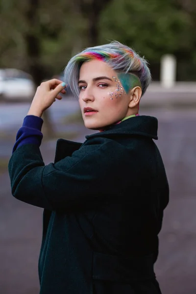 Retrato de uma jovem mulher bonita com um corte de cabelo curto e cabelo tingido. Cor principal cinza e amarelo, verde, azul e vermelho cor do cabelo . — Fotografia de Stock