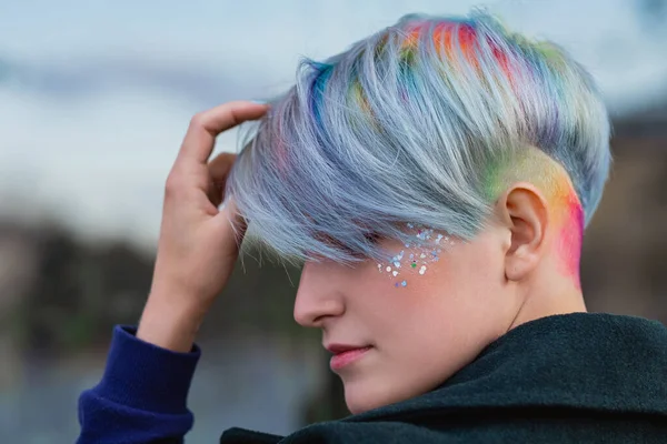 Retrato de uma jovem mulher bonita em casaco verde com um corte de cabelo curto e cabelo tingido. Cor principal cinza e amarelo, verde, azul e vermelho cor do cabelo . — Fotografia de Stock