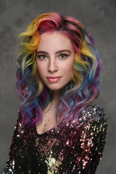 Retrato de una hermosa joven con el pelo teñido. Peinado y maquillaje. Tiro de moda para el peluquero colorista . —  Fotos de Stock