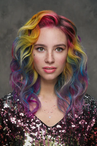 Retrato de uma menina bonita com cabelos coloridos tingidos. Penteado e maquiagem. Tiro de moda para o colorista de cabeleireiro . — Fotografia de Stock