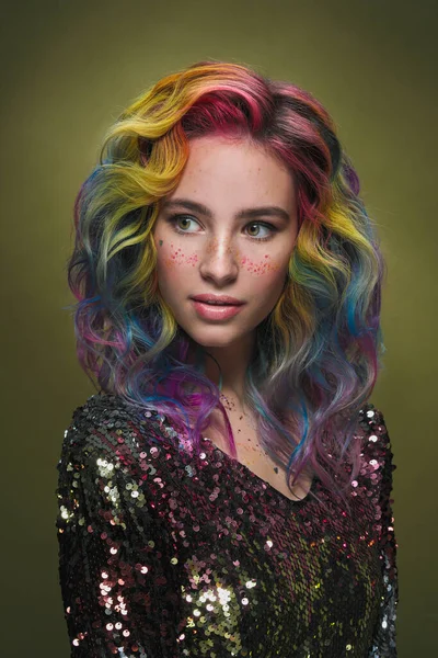 Retrato de uma menina bonita com cabelos coloridos tingidos. Penteado e maquiagem. Tiro de moda para o colorista de cabeleireiro . — Fotografia de Stock