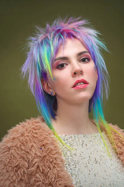 Retrato de una hermosa joven con el pelo teñido. Peinado y maquillaje. Tiro de moda para el peluquero colorista . —  Fotos de Stock