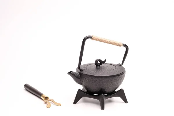 Fekete fém öntöttvas hagyományos teáskanna fehér alapon. — Stock Fotó
