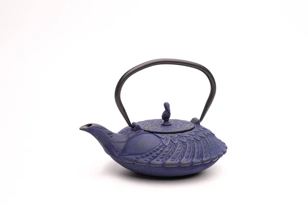 Blue metal żeliwny tradycyjny czajniczek na białym tle. — Zdjęcie stockowe