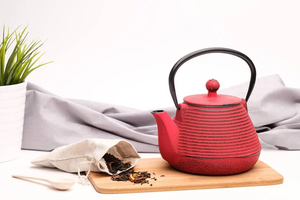 Красный металл чугунный чайник на белом фоне . — стоковое фото