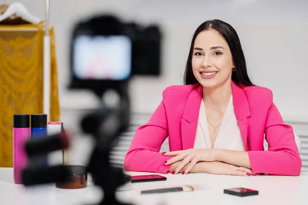 Ženské blogerky o kráse nahrávají video v bílé místnosti. Osvětlení a kamera na stativu. — Stock fotografie