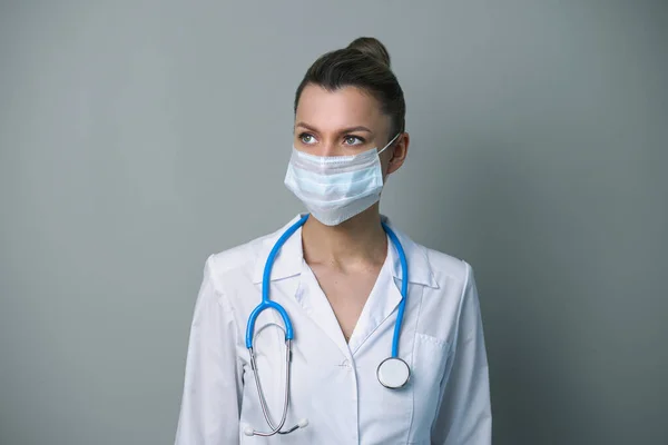 白いローブを着た女性医師と聴診器を持ったマスク. — ストック写真