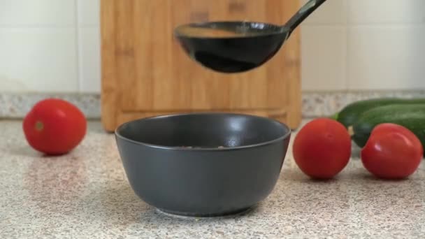 Russian soup of cabbage, schi, poured into a plate. Cooking at home. — Stock Video