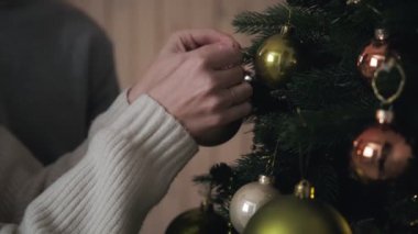 Akşamları genç bir çift evde bir Noel ağacı süsler. Taşaklı ol, sarıl ve gül. Noel Arifesi.
