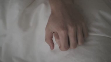 Genç bir çift, kadın ve erkek yatak odasında. Yatakta yuvarlanırlar, eğlenirler, yastıklarla kavga ederler ve sarılırlar. Aile akşamı.
