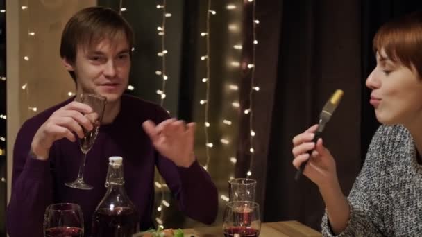 Fête des amis dîner à la maison autour de la table. Célébrez Noël. Cinq personnes mangent, boivent du champagne, parlent et rient . — Video