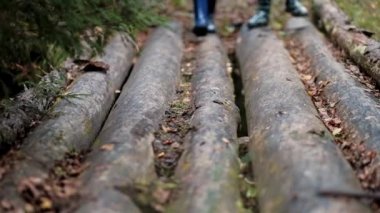 Bir çift, lastik çizmeli bir adam ve bir kadın ormanda yürüyorlar..