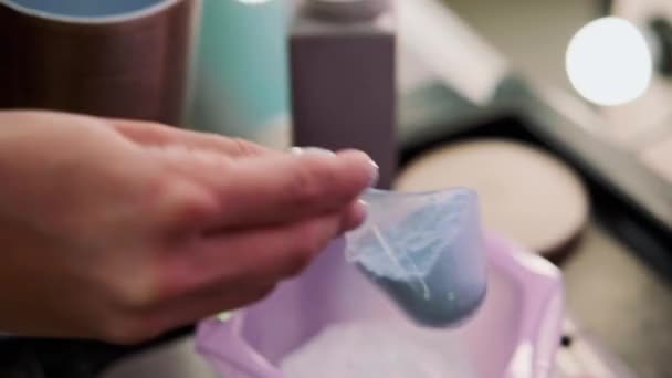 El colorista de peluquería mezcla pintura para teñir el cabello . — Vídeos de Stock