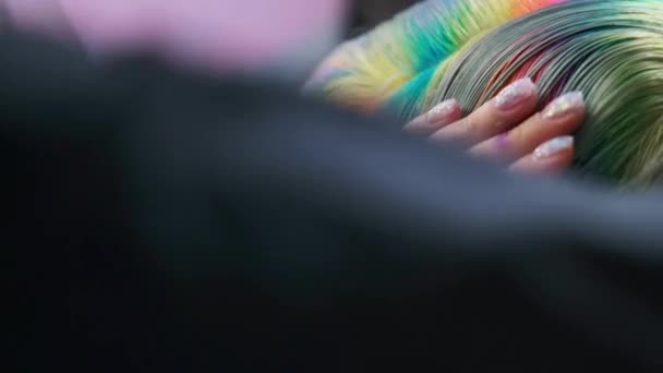Coloriage des cheveux dans un salon de coiffure. Teinture multicolore . — Video