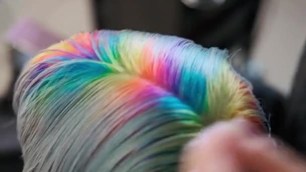 Zbarvení vlasů v holičství. Mnohobarevné barvení. — Stock video