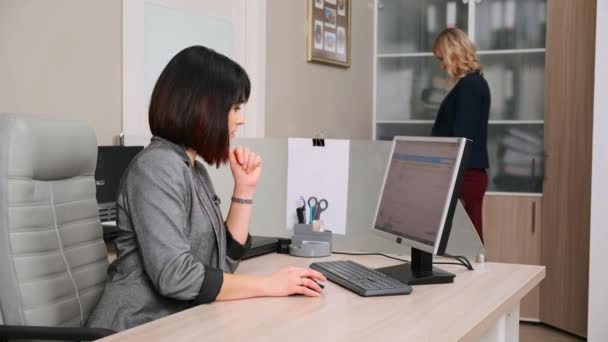 Het vrouwenteam van zes professionals werkt op kantoor. Licht kantoor. Advocaten en accountants aan het werk. — Stockvideo