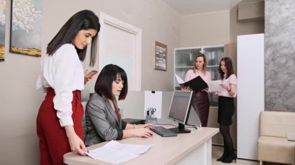 В офисе работает женская команда из шести профессионалов. Легкий офис. Юристы и бухгалтеры на работе . — стоковое видео