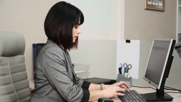 L'équipe féminine de six professionnels travaille au bureau. Un bureau léger. Avocats et comptables au travail . — Video