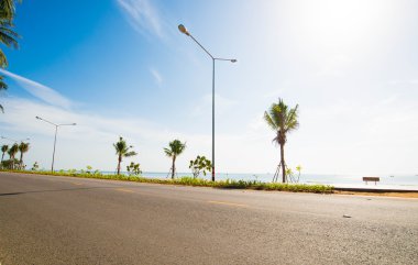 Tropikal plaj sokak lambası ile yolda