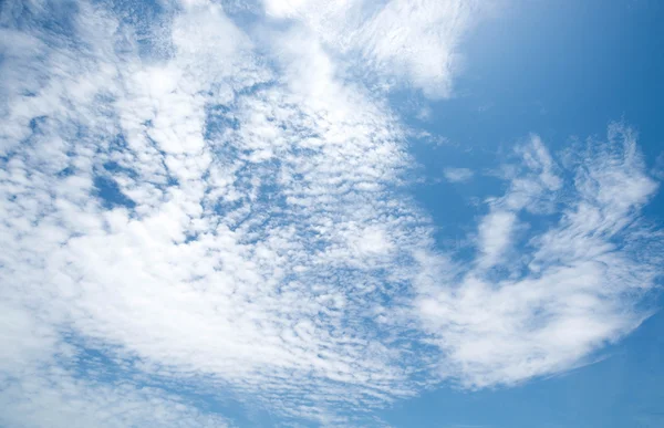 多云的天空，晴朗的天空云朵背景 — 图库照片