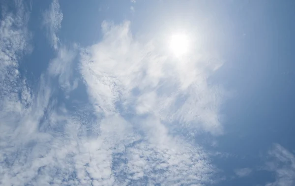 多云的天空，晴朗的天空云朵背景 — 图库照片